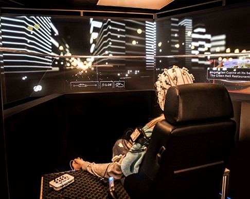 Neurowissenschaftliche Studie in einem Auto-Interieur der Zukunft. © Audi